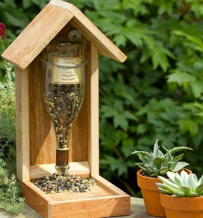 Nistkasten aus Holz und Glasflasche selber machen, die Flasche mit Sonnenblumenkernen befüllen