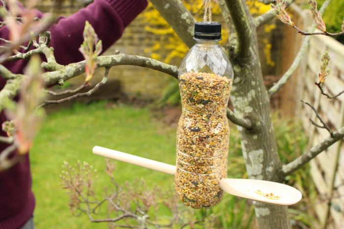 Futterhäuschen für Vögel aus Plastikflasche und Holzlöffel selber machen, einfache DIY Projekte für Kinder und Erwachsene