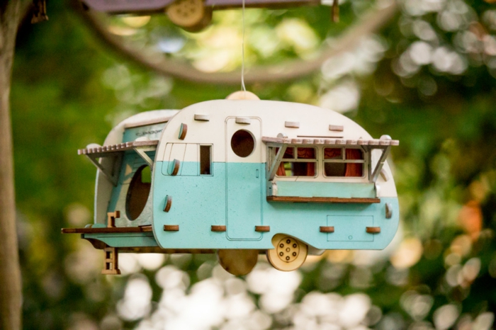 Caravan-Vogelhäuschen in Weiß und Hellblau, schöne Dekoration für Ihren Garten und Balkon
