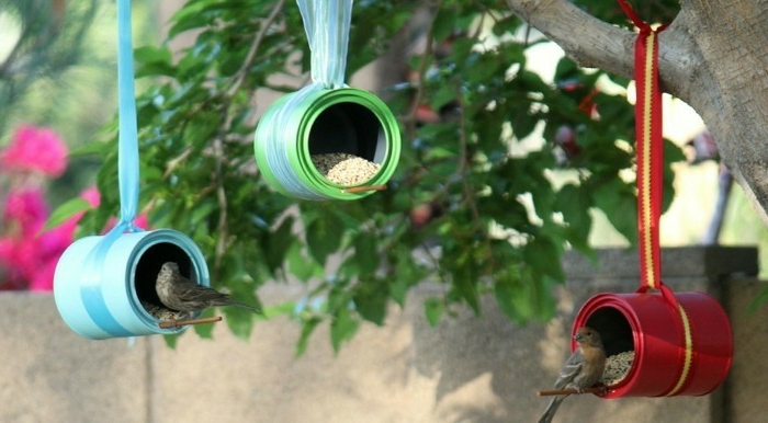 Vogelhäuser aus Dosen selber machen, mit Bändchen aufhängen, mit Samen und Sonnenblumenkernen füllen