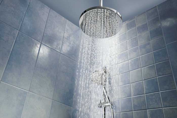 täglich eine duschen nehmen wasser leitung erfrischende routine im bad keine mikroben und kalk