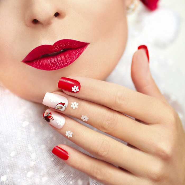 Weihnachtsnägel in Rot und Weiß mit kleinen Schneeflocken und Weihnachtsmann, eckige Nagelform