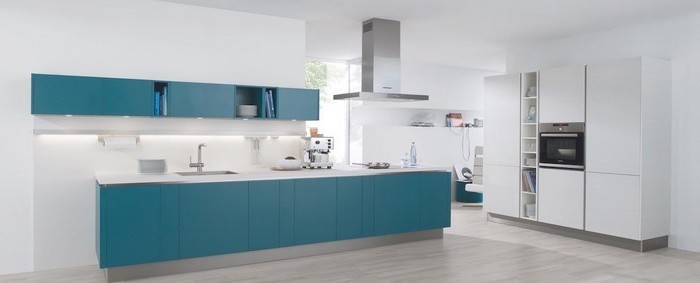 kücheninspiration weiße küche mit blauen dekorationen blaue einrichtung für die küche