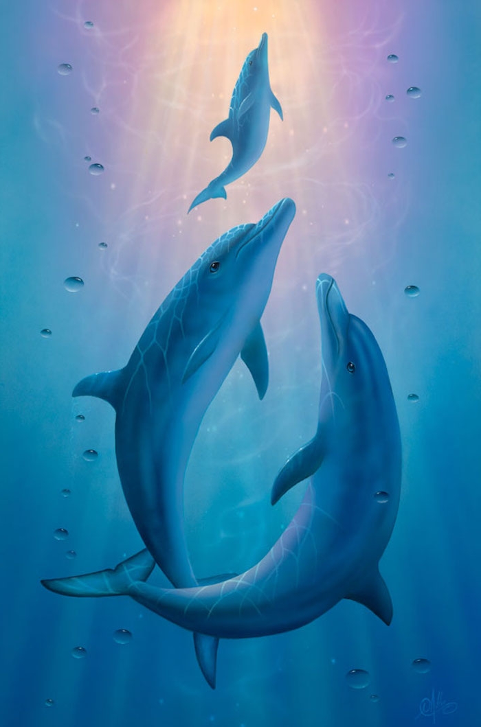 hier zeigen wir ihnen ein märchenhaften bild mit drei bllauen delfinen, die zusammen in einem meer mit einem blauen klaren wasser schwimmen - werfen sie einen blick auf dises märchenhaftes bild