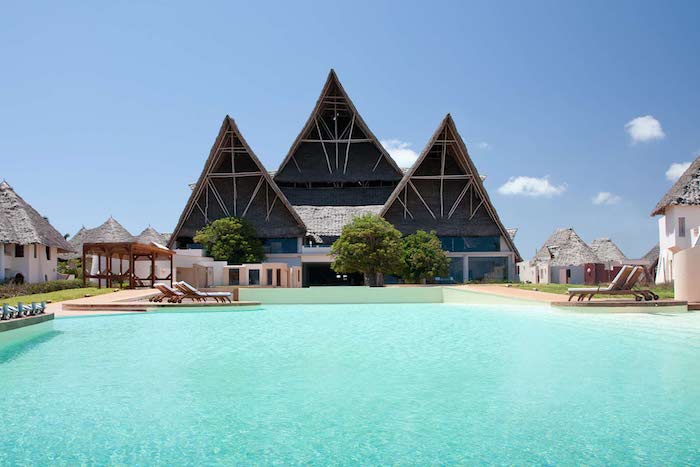 urlaub auf sansibar schöne hotels mit pool 3 gleichartigen häuschen mit spitzen decke architektur