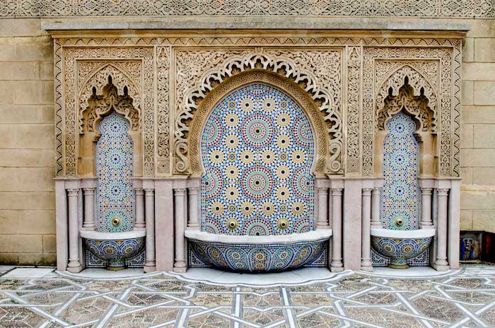 hauptstadt marokko details brunnen schöne farben und dekorationen arabesken deko typische muster für marokko
