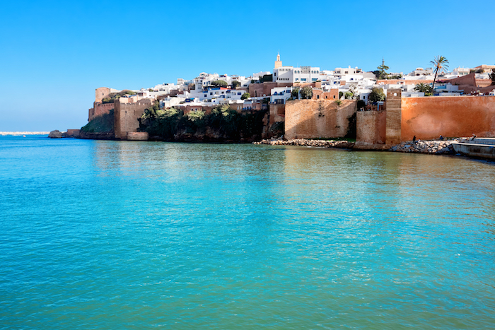 hauptstadt von marokko bildschöne aussichten meer gebäude auf dem wasser 