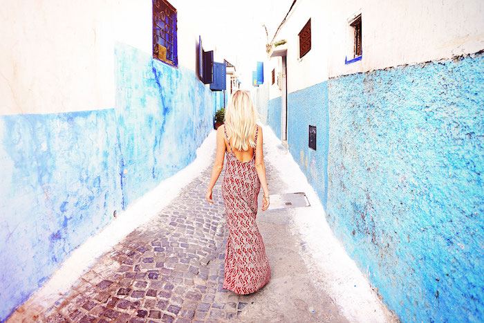hauptstadt marokko spaziergang straße in blau und weiß bloggerin model fotos machen 