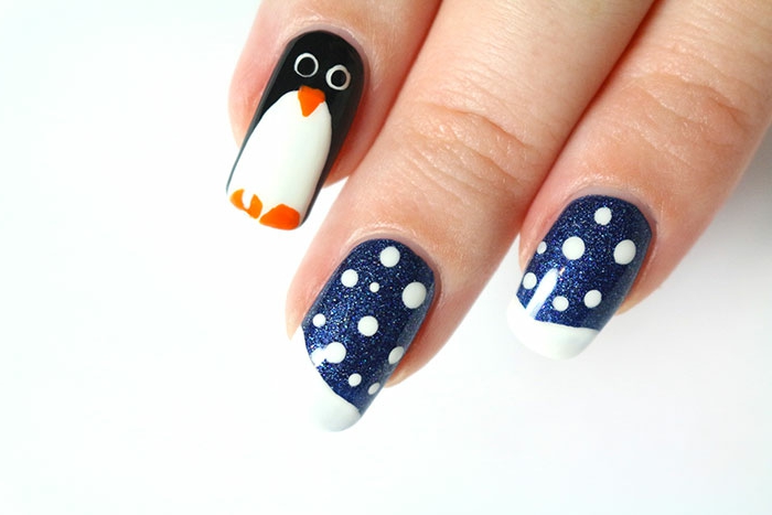 Winternägel mit Pinguin und kleinen Schneeflocken, einfach zum Nachstylen, ausführliche Anleitung
