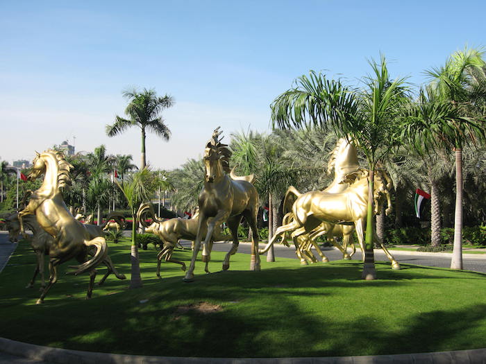 sehenswertes in dubai die goldenen pferden willkommen die gäste von dem hotel al qasr in madinat jumeirah