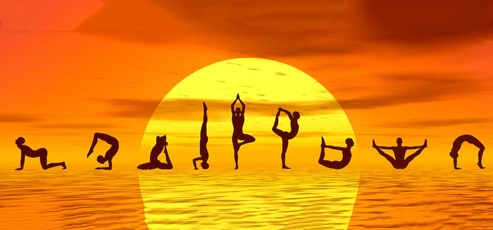 Hatha Yoga, neun Männerfiguren, die verschiedene Positionen zeigen, den Körper modellieren, dunkle Wolken, gelb-oranger Himmel