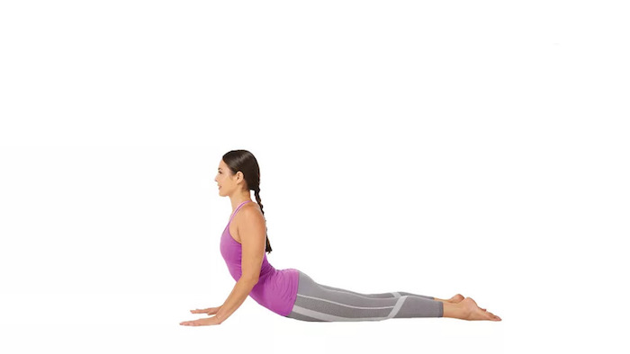Bhujangasana-Position machen, den Körper mit dem Bauch zum Boden stellen, Beine nach hinten strecken, den Körper mit Armen stützen