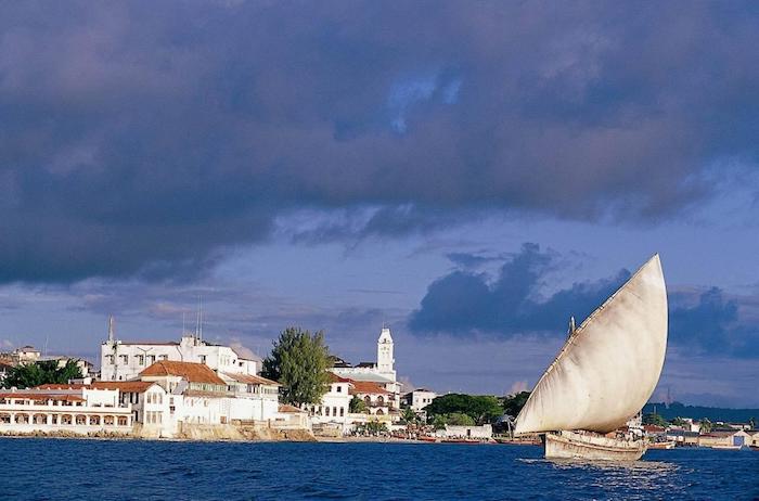 sansibar reisebericht schöne blaue farben in sansibar natur foto dar es salam boot architektur