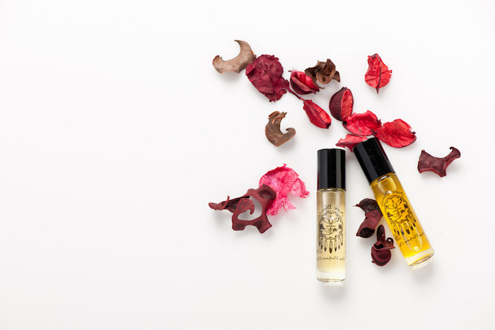 parfum mit jasmin und rosenöl, getrocknete rosenblätter, kosmetik aus natürlichen produkten