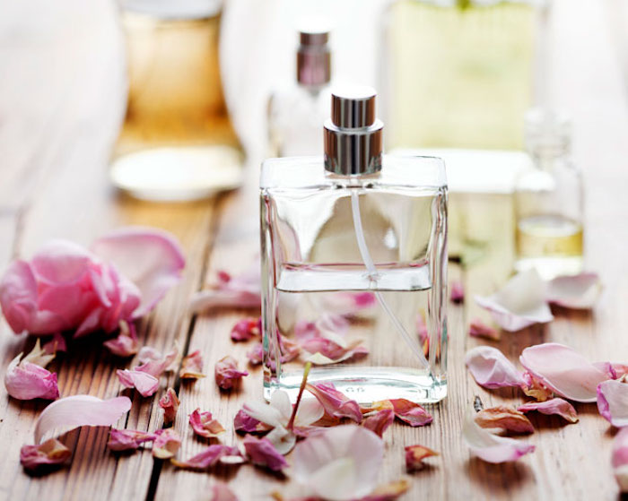 parfum mit jasmin und rosenöl, getrocknete rosenblätter, selbstgemachte geschenke