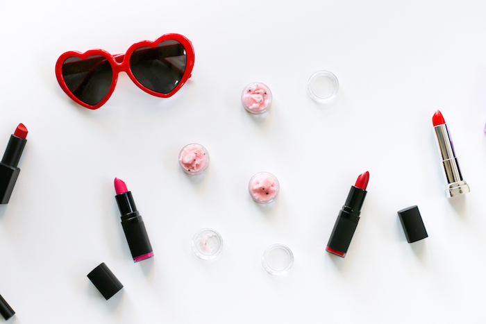 schminke selber machen, sonnenbrille mit roten rahmen, lippenstifte und lippenpeelings