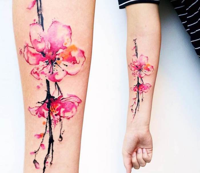 tattoo bedeutung, wasserfarben tattoo mit kirschblüten-motiv am unterarm