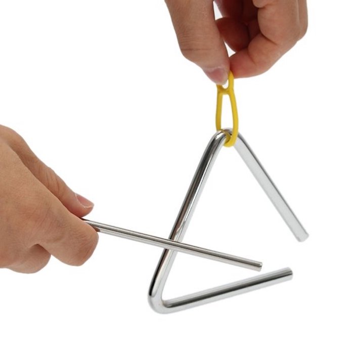 Perkussionsinstrument mit Stab, Triangel aus Stahl mit offener Ecke, der auf einer gelben Plastikklammer hängt