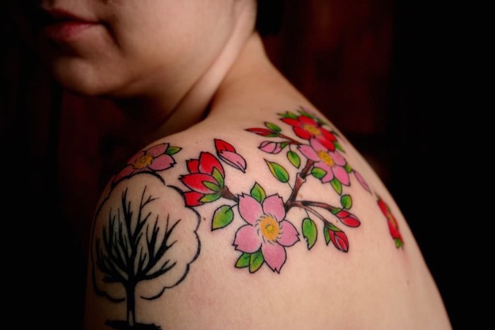 farbiges kirschblüten tattoo am schulter, tattoos für frauen