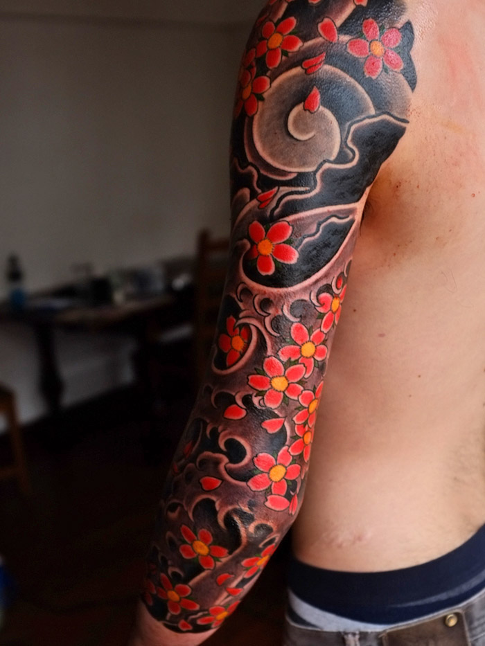 kirschblüten tattoo an dem ganzen arm, sleeve tattoo mit japansichen motiven