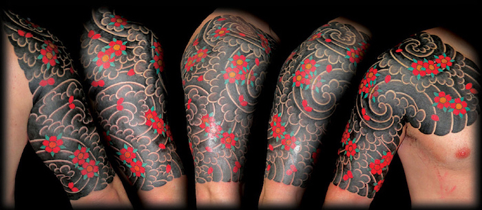 japanische tattoos für männer, große tätowierung mit wasserwellen und kirschenblüten am schulter und brust 