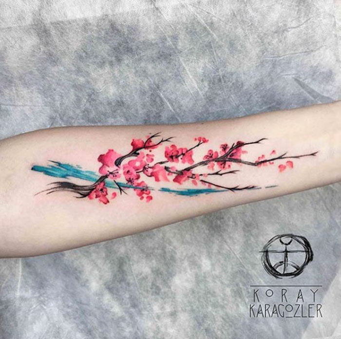 tattoo bedeutung, farbige tätowierung am unterarm, zweig mit kirschblüten