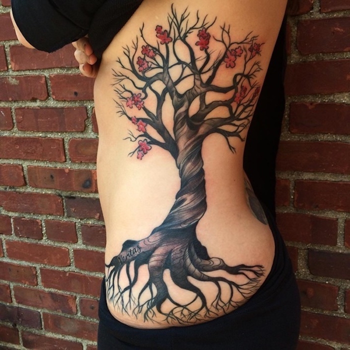 tattoo bedeutung, frau mit großer tätowierung an der körperseite, kirschbaum