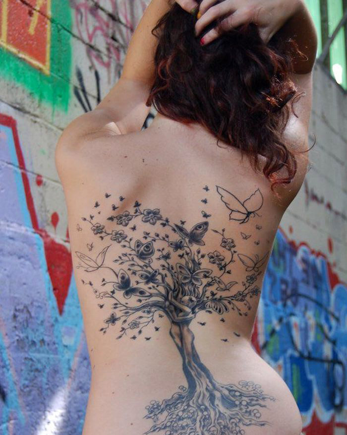 tattoo bedeutung, frau mit großer tätowierung in schwarz und grau, kirschbaum