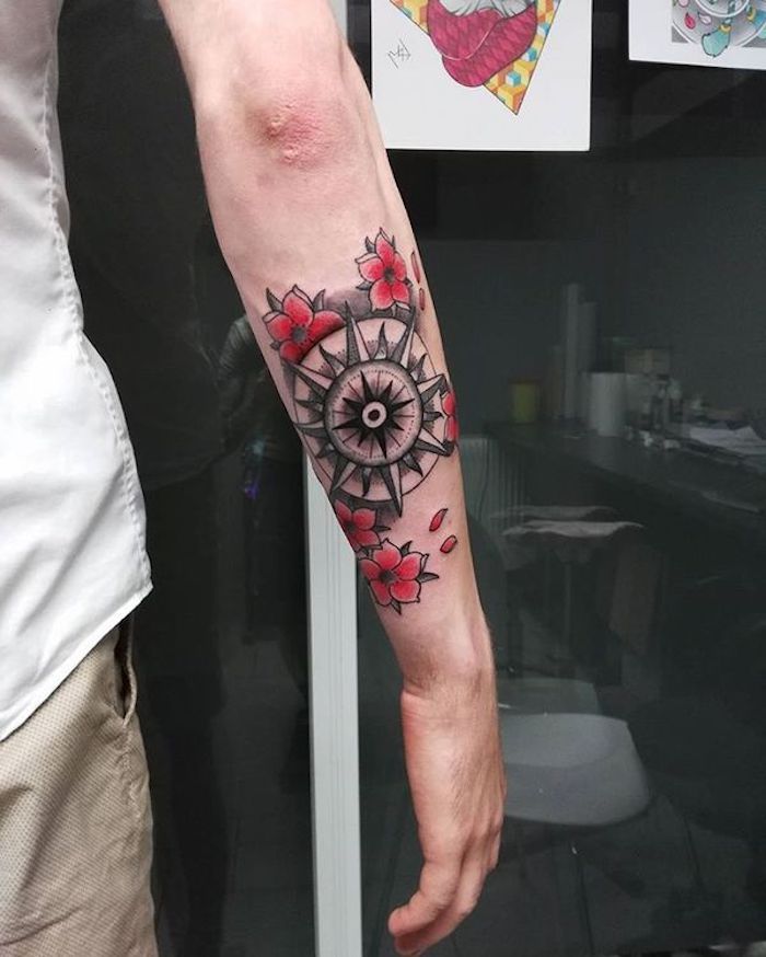 tattoos mit bedeutung, kompass tattooo in kombination mit roten kirschblüten