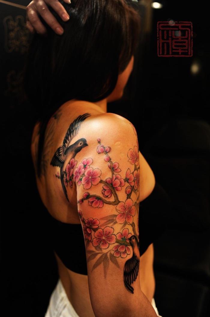 japanische tattoos für frauen, farbige tätowierung mit kirschblüten-motiv 