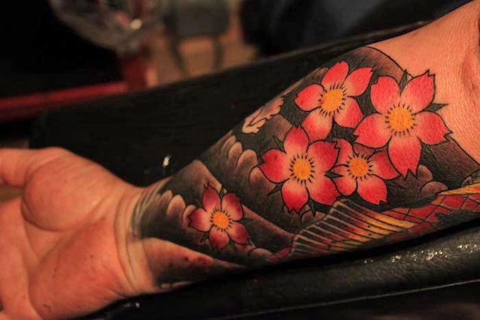 japanische tattoos, koit fisch in kombination mit wasserwellen und rosa kirschblüten 