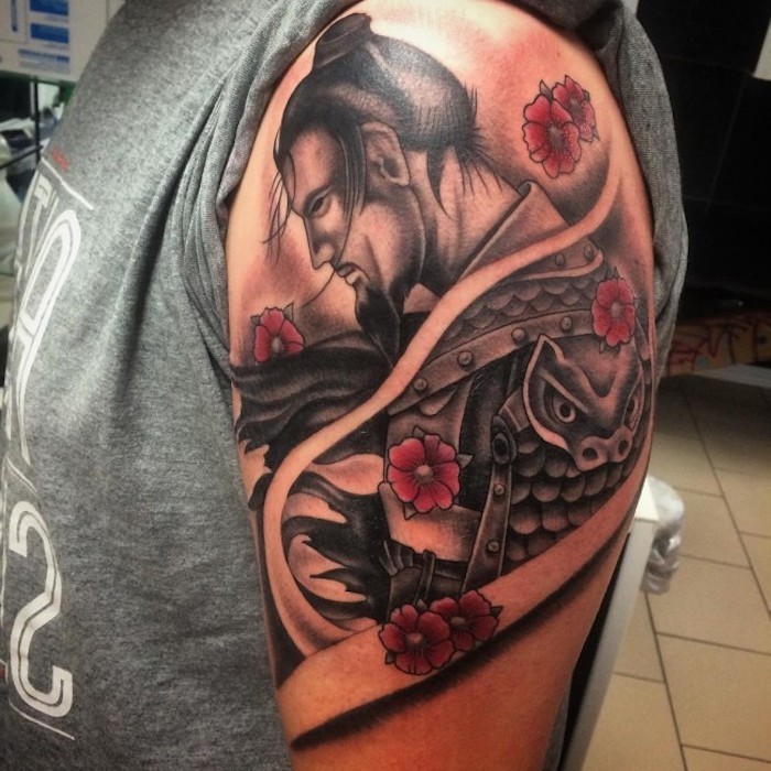 japanische tattoos, mann mit samurai tattoo am oberarm, tätoweirung mit japanischen motiven