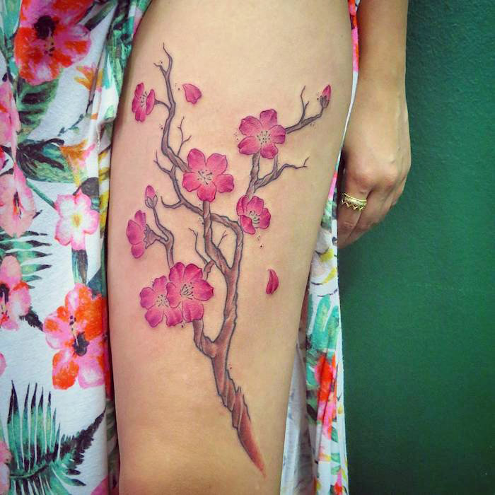 tattoos mit bedeutung, zweig mit rosa kirschblüten am oberschenkel