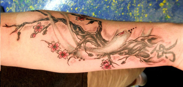 symbol für verbundheit, kirschbaum am unterarm, tattoo mit japanischem motiv
