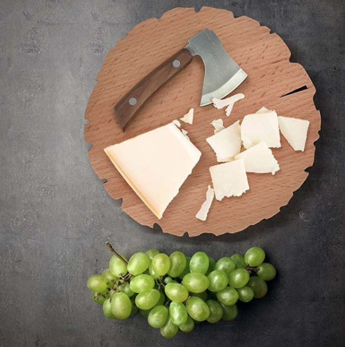 runde Käseplatte aus Holz, kleine Käseachse mit Holzgriff, Käseplatte mit hartem Bergkäse, weiße kernlose Trauben