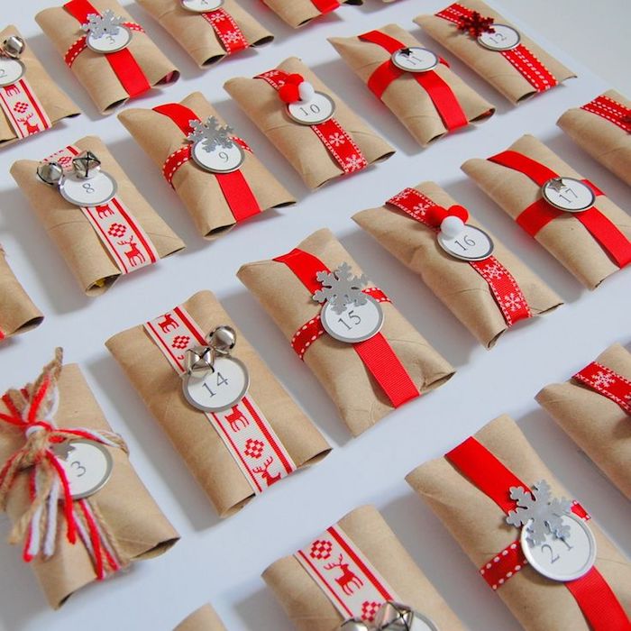 DIY Projekt für einen Adventskalender für Männer aus Klopapierrollen und weihnachtliche Schleifen