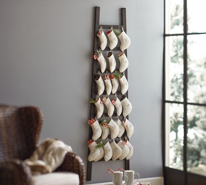 fünfundzwanzig Söckchen hängen an dem Leiter im Wohnzimmer - Adventskalender für Männer