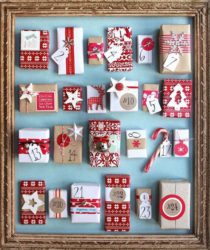 Adventskalender befüllen - kleine rote und weiße Geschenke mit verschiedenen Dekorationen