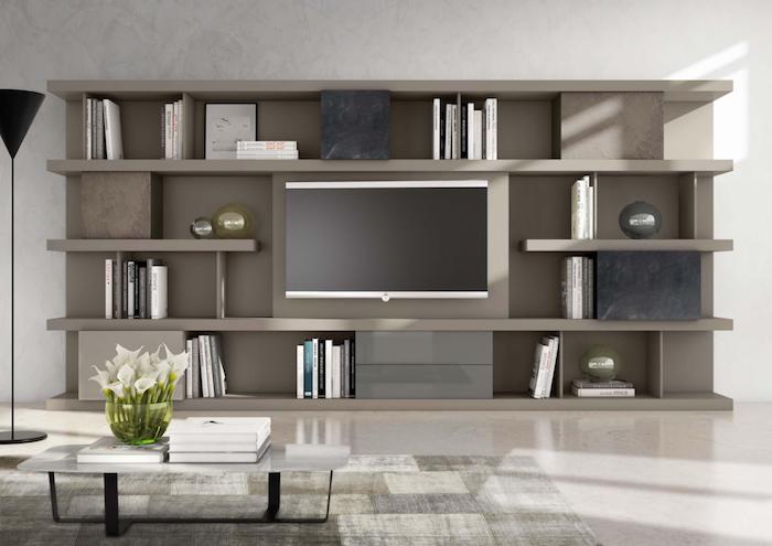 tv wand graues design im wohnzimmer wohndesign ideen wohngestaltung graue regale weiße blumen frisch auf dem tisch