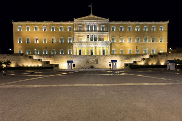 hauptstadt von griechenland das parlament von griechenland am abend abendbilder beleuchtung treppe 