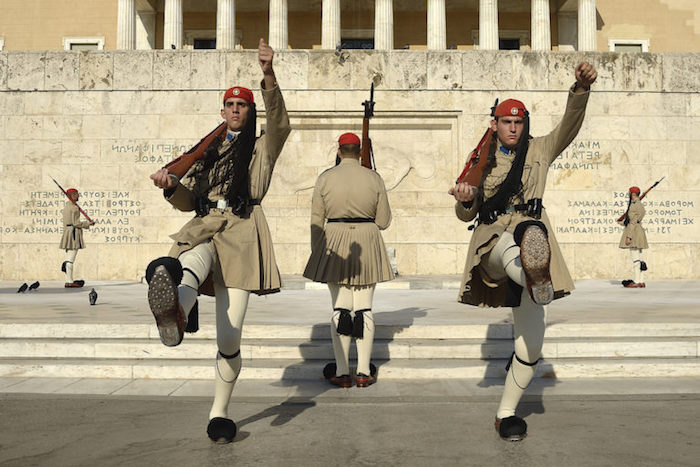 hauptstadt von griechenland militäres dienst in griechenland vor dem parlament soldaten wechsel der schichten uniform offizielle bekleidung in griechenland militärisch