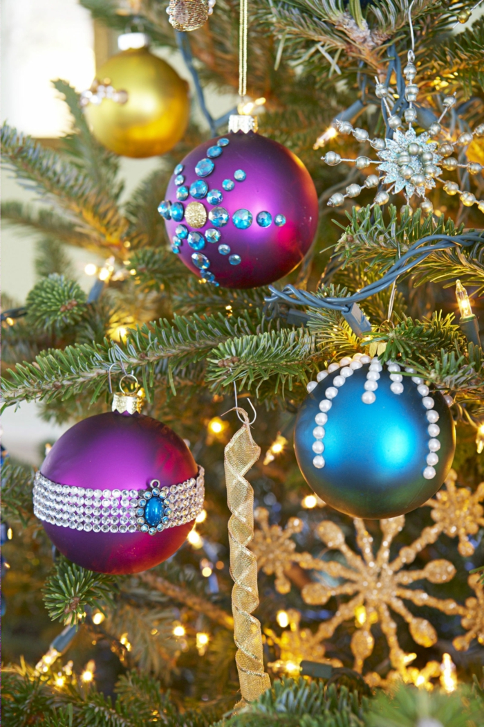 Weihnachtskugeln mit Steinchen und Perlen dekoriert, DIY Idee für Weihnachtsschmuck einfach gemacht
