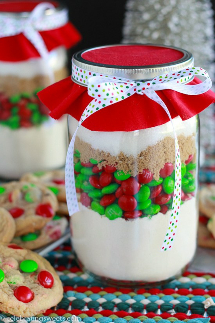 Coole Idee für Weihnachtsgeschenk, Einmachglas mit Schokoladenpulver und M&M Schokolinsen füllen