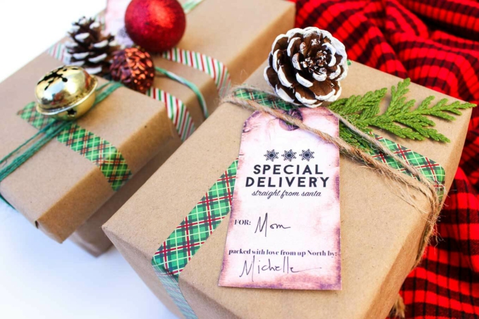 Weihnachtsgeschenke mit Zapfen und Christbaumkugeln verzieren, Geschenke kreativ verpacken
