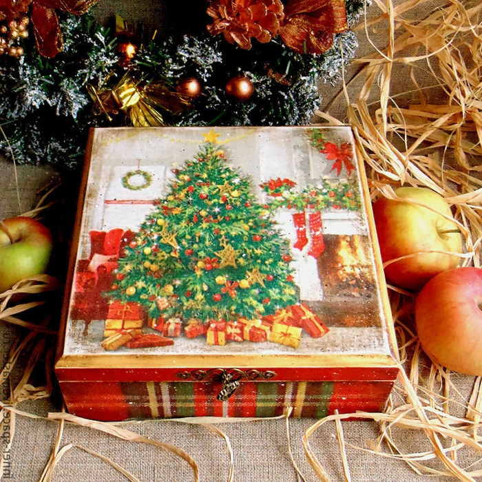 Holzschachtel mit Decoupage-Technik verzieren, mit Süßigkeiten und kleinen Geschenken füllen, Geschenkidee zu Weihnachten
