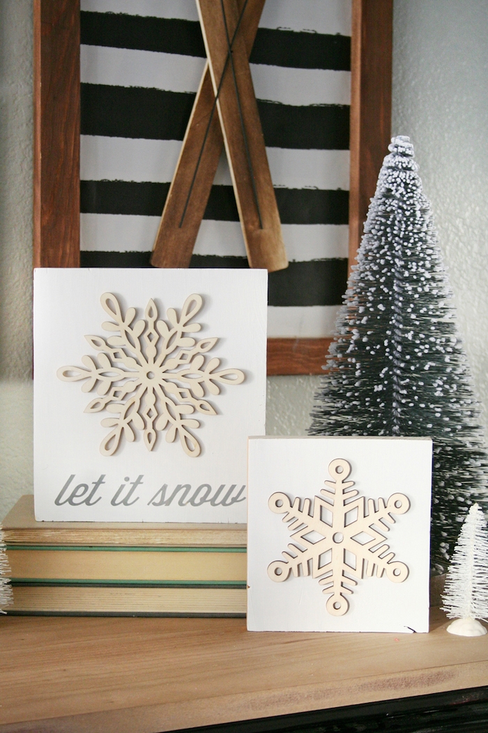 Schneeflocken basteln - zwei Schneeflocken auf Glückwunschkarte zur Dekoration