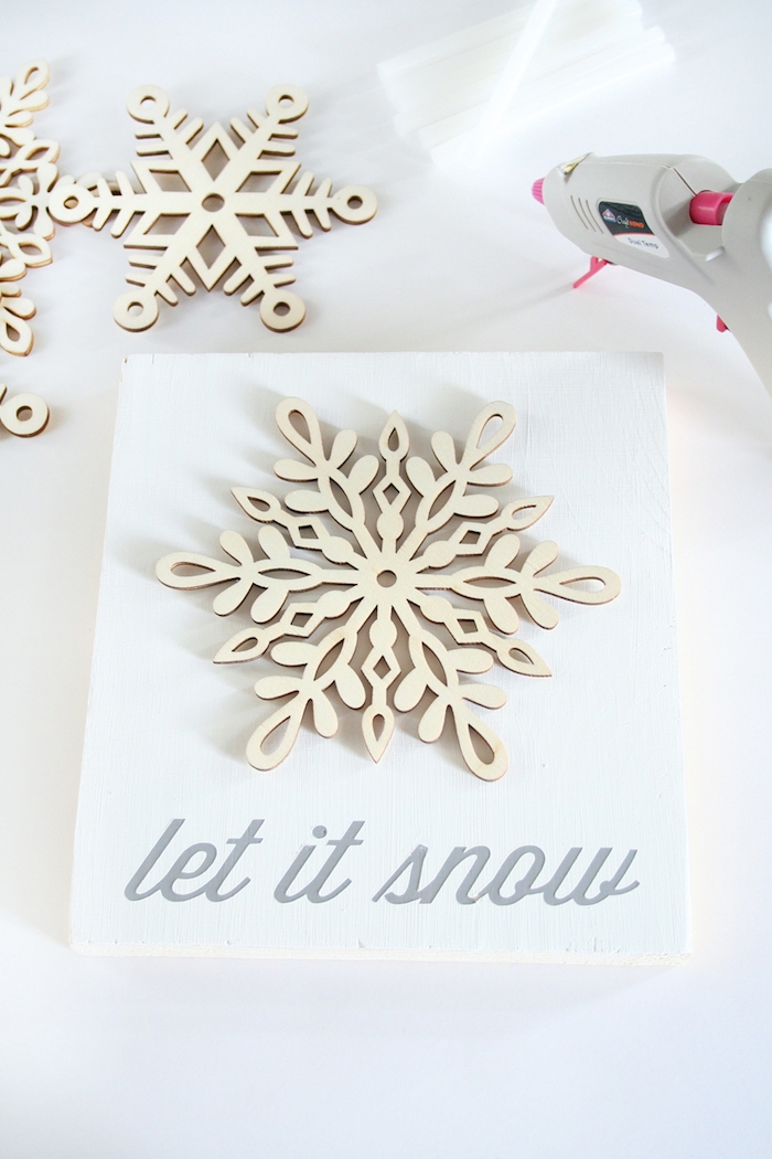 eine Glückwunschkarte erstellen mit einer Schneeflocke und einer Aufschrift - Schneeflocken basteln