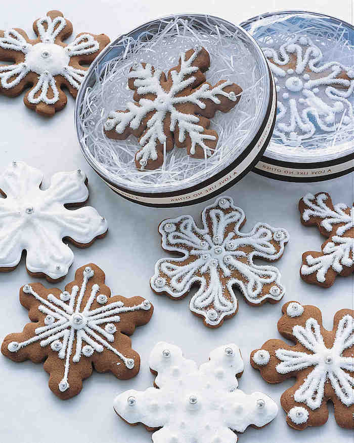 Schneeflocken basteln - viele kleine Keksen mit Schneeflocken Motiven zum Genießen