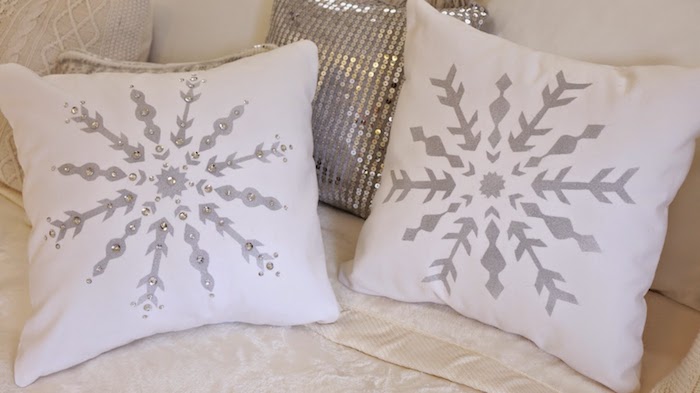 zwei Kissen mit Schneeflocken Motiven, weiße Kissen im Schlafzimmer - Schneeflocken basteln
