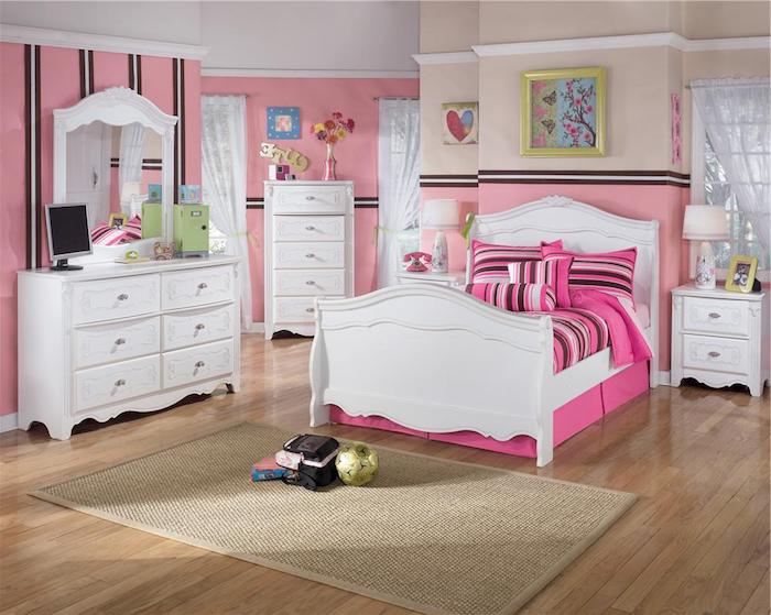 schöne Zimmer - rosa Wände und ein weißes Bett, kleine Zeichnungen an den Wänden